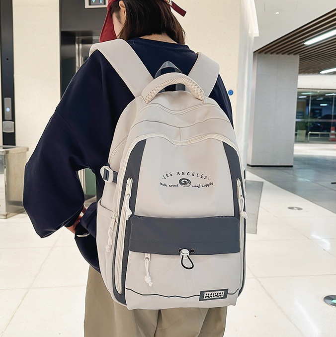A new 2025 trendy backpack for men, a backpack for junior and senior high school students, and a casual travel computer bag for female college students full figure