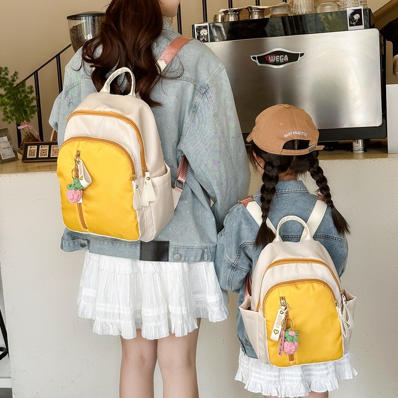 The new high-appearancelevel schoolbag for primary school students in grades 3 to 6 is simple, lightweight, fashionable and versatile for commuting, with a large capacity backpack full figure