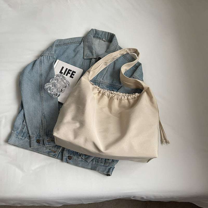 A laid-back large-capacity bag for women, a new summer 2024 commuter bag for students, a versatile casual crossbody bag for classes Specification drawing