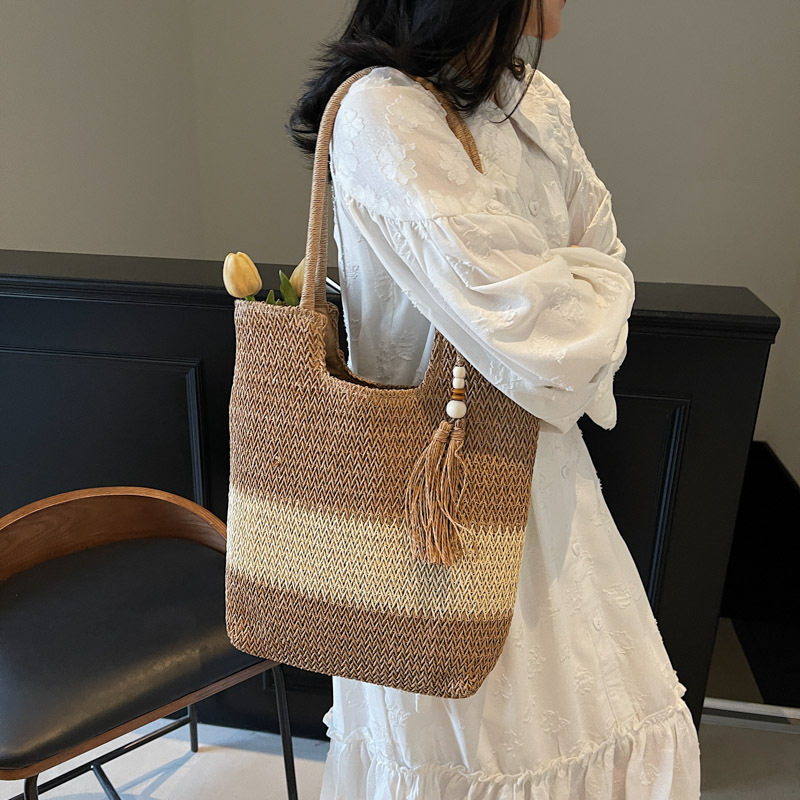 New stylish beach woven bag with high appearance level, casual and versatile straw woven single-shoulder bag, large-capacity tote bag full figure
