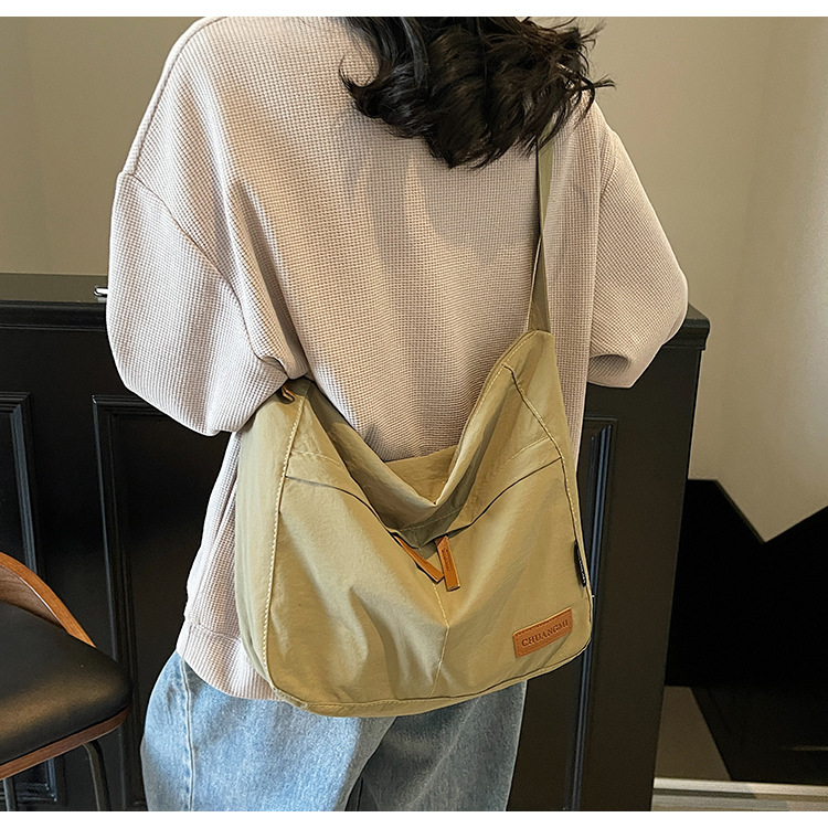 Japanese-style casual and laid-back student commuting tote bag, large capacity, simple solid color, light and versatile crossbody bag for girls details Picture
