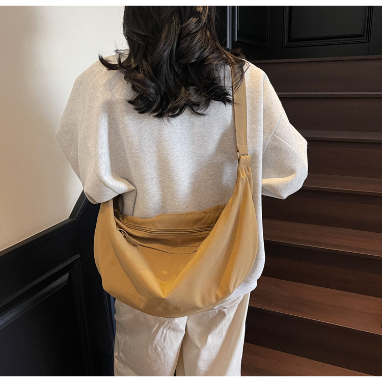 2025 New minimalist style lightweight and large-capacity casual crossbody bag, men's and women's dumpling bag, versatile travel single-shoulder bag full figure