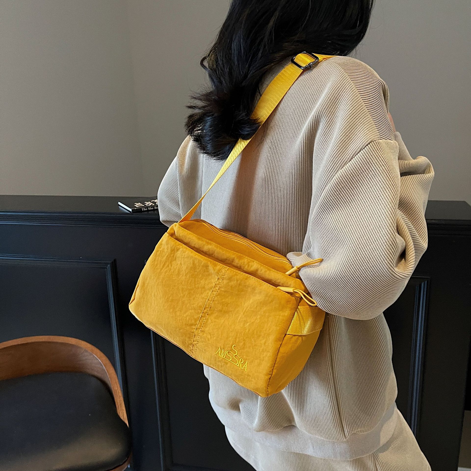 The new Korean version of the simple crossbody bag, tote bag, casual, light, commuting, fashionable and versatile, large-capacity crossbody bag full figure