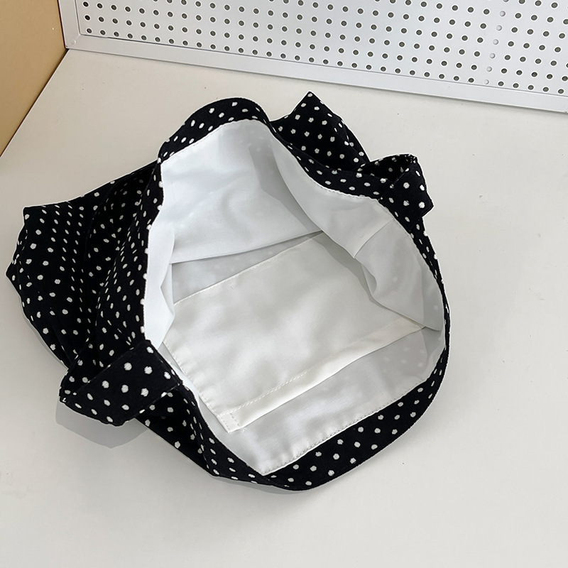Korean-style Instagram retro polka dot niche individuality crossbody bag, cute and versatile single-shoulder bag for girls and students, tote bag Application Scenario