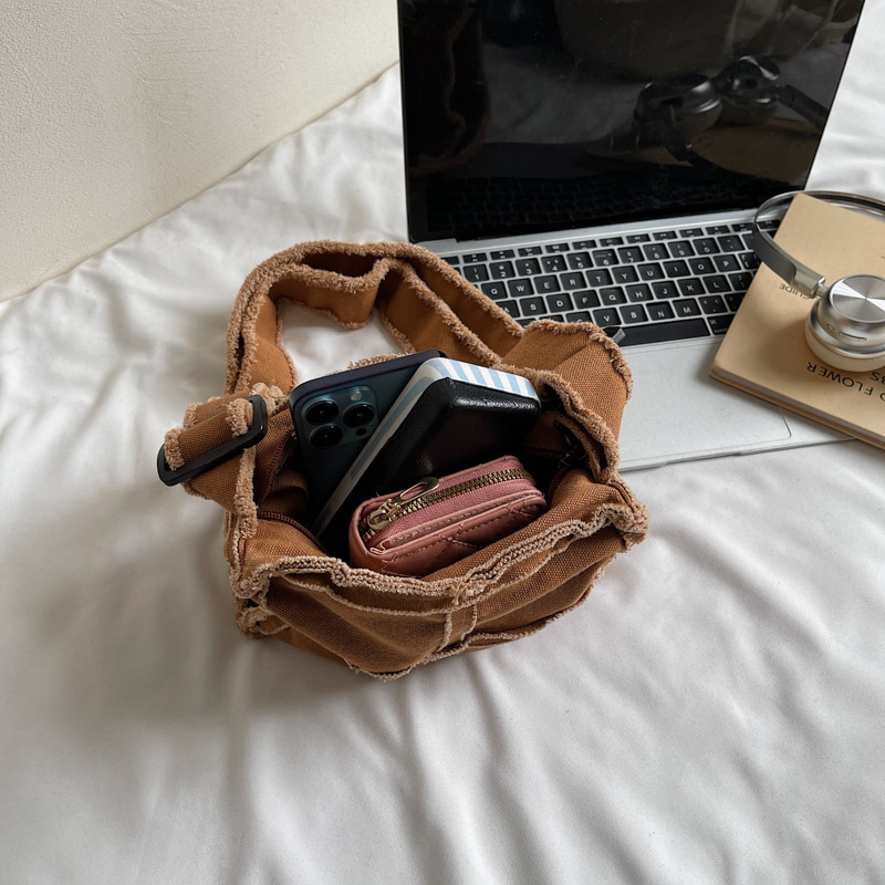 A new Korean-style Instagram forest-themed trendy and artistic retro bag, a casual, simple and lightweight crossbody bag for women's shopping Application Scenario