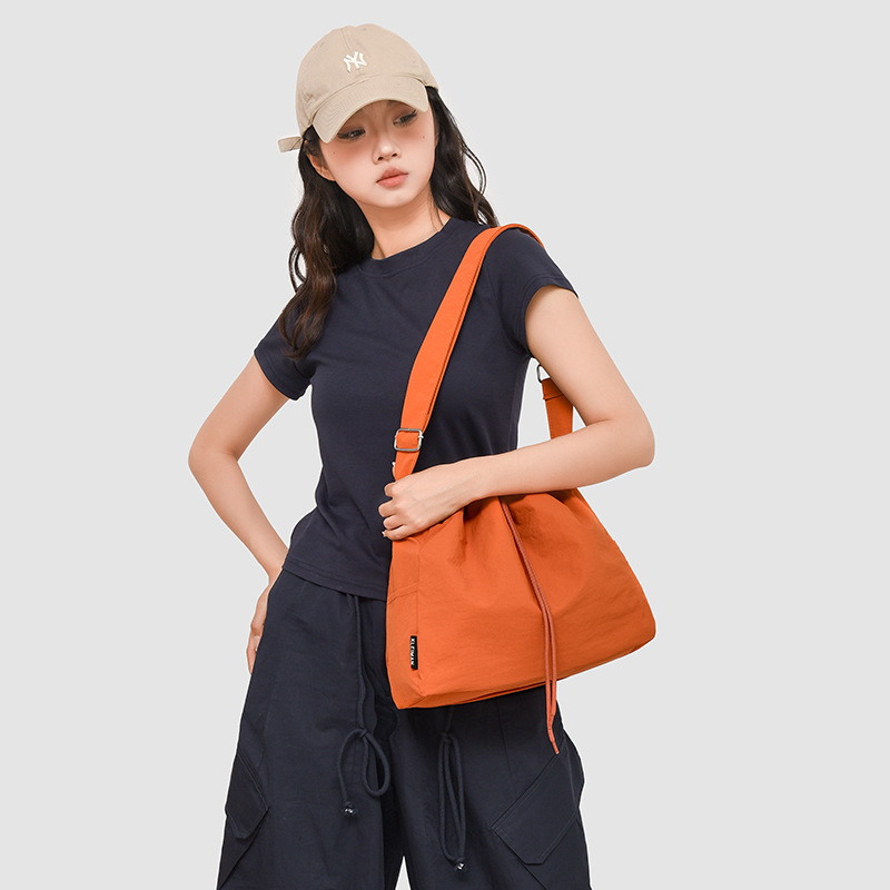 The new large-capacity dumpling single-shoulder bag for casual outings, the forest-style crossbody bag, and the simple Korean-style small bucket bag for commuting to work full figure