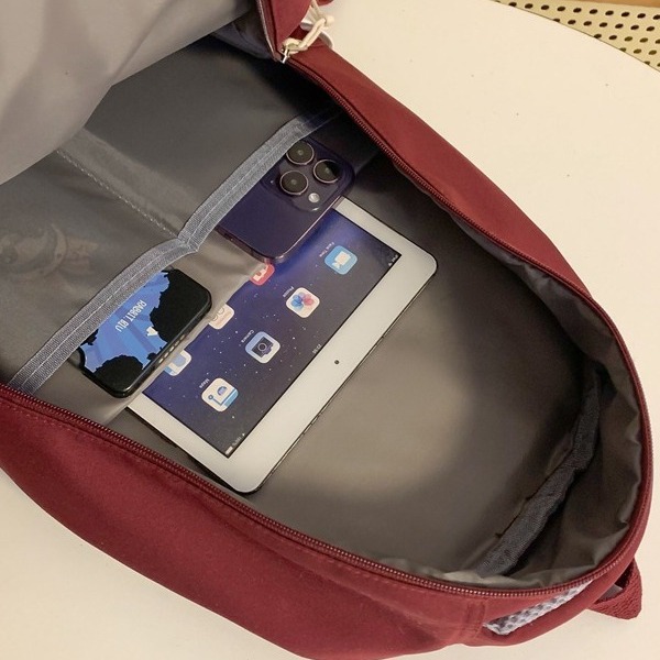 This is an Instagram-style high-appearance-level schoolbag for girls, a large-capacity high school backpack with multiple compartments, and a weight-reducing backpack for grades three to six Application Scenario