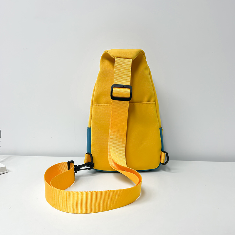 A new high-look, trendy and cool Japanese-style crossbody bag for both men and women, a casual, simple and versatile, lightweight, color-block chest bag Specification drawing