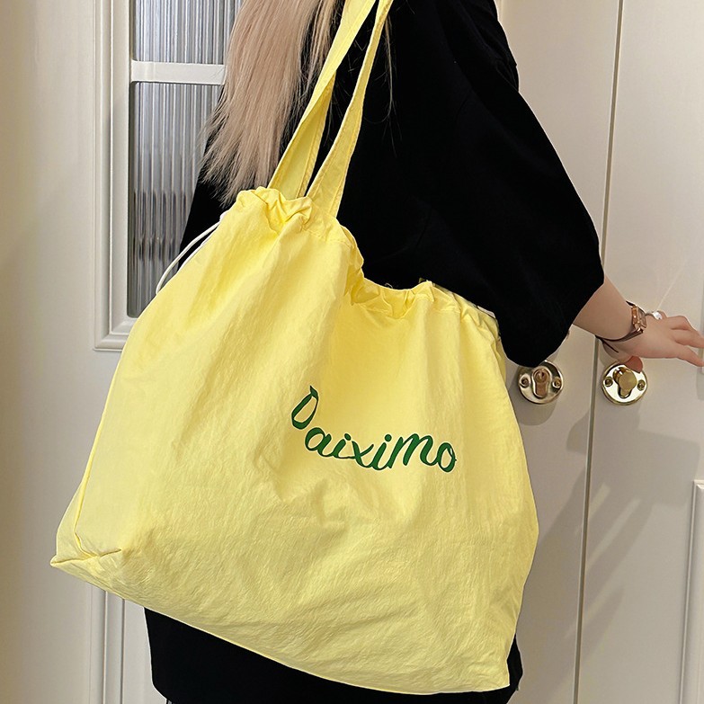 A new Korean version of a high-appeal lettered crossbody bag, suitable for women's casual and simple outdoor commuting, with a large capacity full figure
