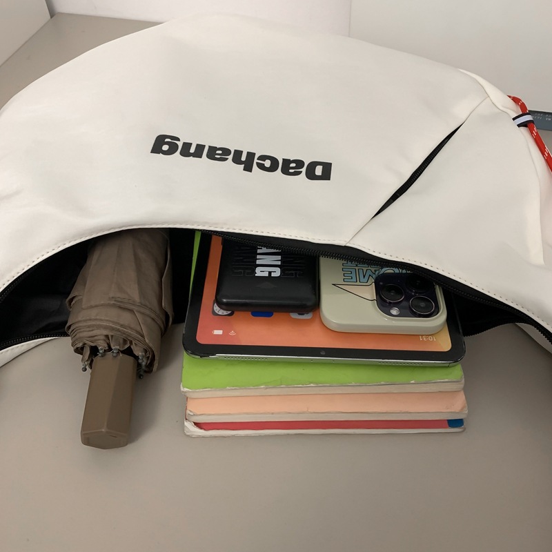 Casual and trendy crossbody bag for men with large capacity and design sense, dumpling bag for women, lightweight single-shoulder bag for commuting, and sports backpack Application Scenario