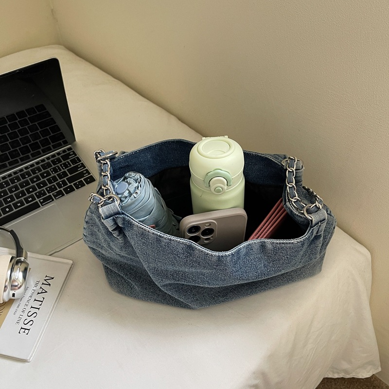 New laid-back style, high appearance level, versatile and artistic cross-border messenger bag, ladies' light travel, shopping and going out crossbody bag Application Scenario
