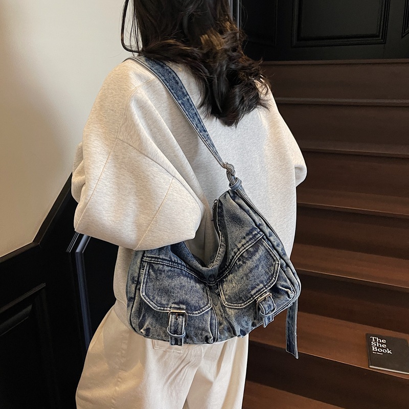 2025 New niche underarm bag, forest-style trendy Korean retro messenger bag, simple single-shoulder bag, versatile crossbody bag details Picture