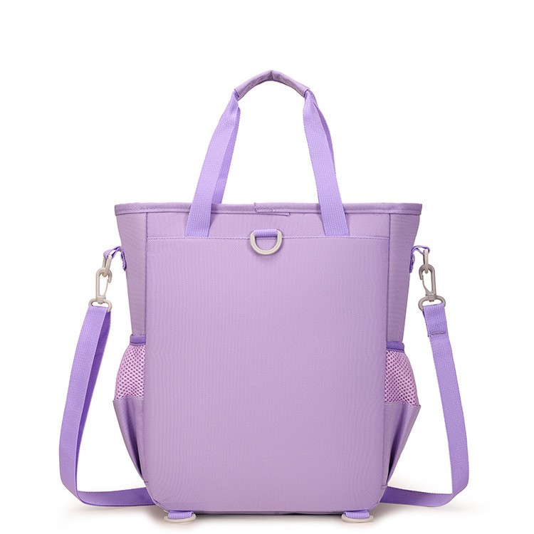 The new lightweight handbag is a single-shoulder bag for summer remedial classes for primary and secondary school students. It features a color-blocking after-school art bag with a logo printed on it Specification drawing