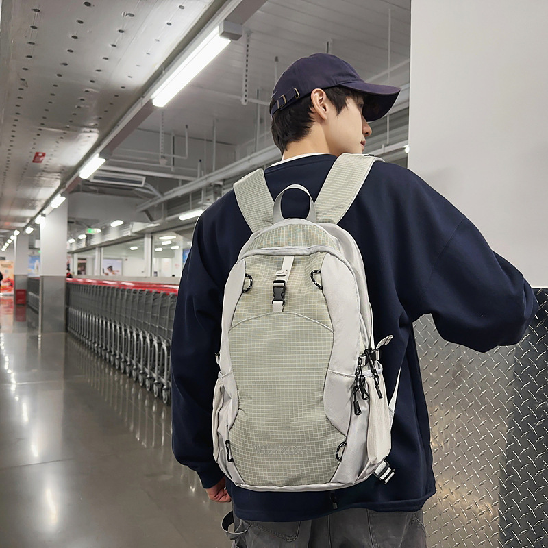 Outdoor backpacks, lightweight hiking and mountaineering bags, simple and casual men's and women's design sense, large-capacity schoolbags, fitness backpacks full figure