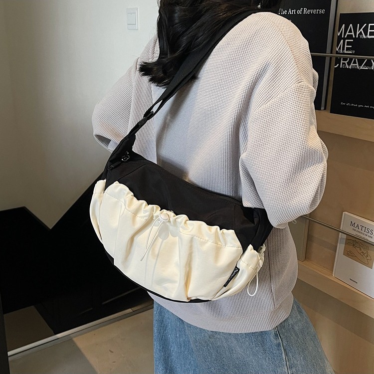The pleated cloud bag is a new spring 2025 model for women, featuring a niche design. It comes in a dumpling bag and has a large capacity for commuting details Picture