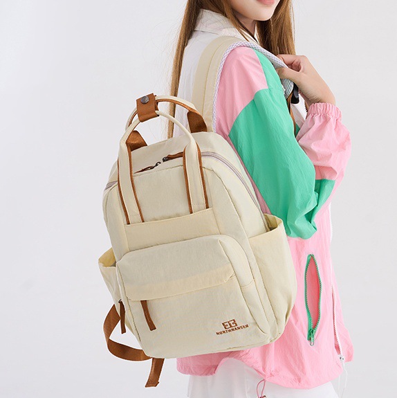 A new 2024 trendy and fashionable travel backpack for women, a large-capacity, simple commuting computer bag, and a college student schoolbag full figure