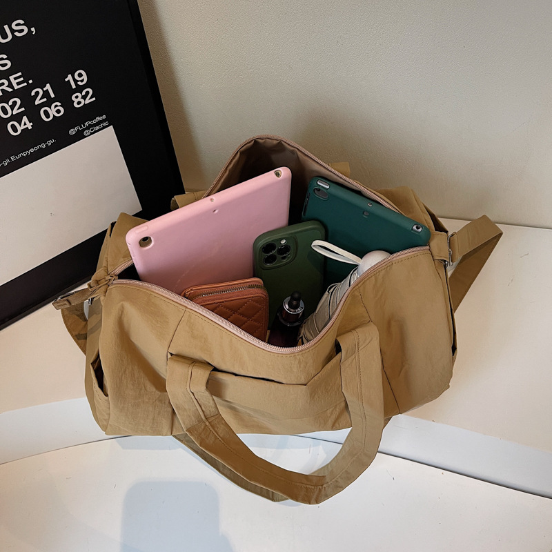 The new Korean version swimming and fitness tote bag with a high aesthetic level is casual, simple, lightweight and versatile for commuting. It has a large capacity crossbody bag Application Scenario