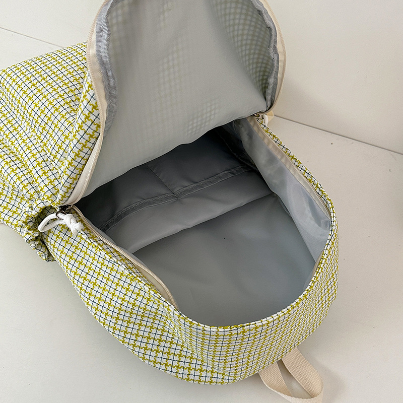 Japanese-style fresh and light backpack, large-capacity casual travel backpack, high appearance level, versatile for junior and senior high school students' schoolbags Application Scenario