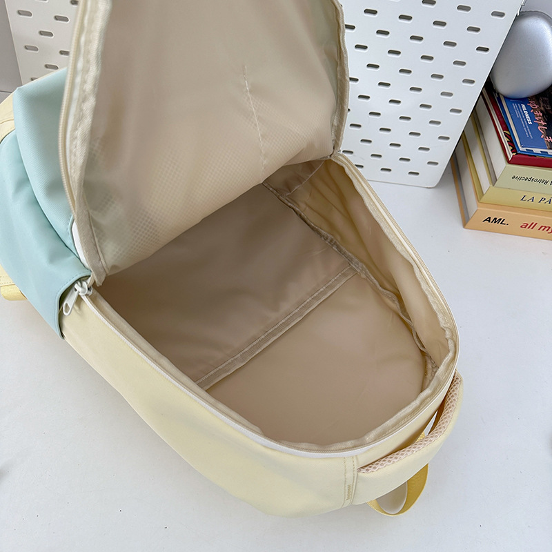 A new Korean-style fashionable and versatile backpack with a large capacity and a literary and artistic school style. It is a casual and simple backpack with contrasting colors Specification drawing