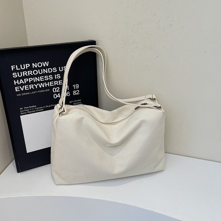 The 2025 new stylish, large-capacity, niche single-shoulder bag is a versatile, lightweight tote bag for casual and simple use Application Scenario