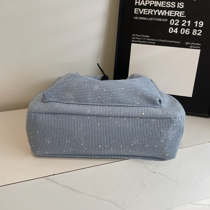 Velvet bag for women, large capacity 2025 new autumn and winter casual single-shoulder fabric bag, college student commuting tote bag Application Scenario
