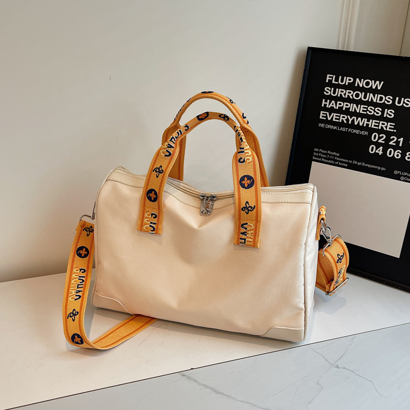 A lightweight, versatile and fashionable canvas single-shoulder travel bag for women, a new large-capacity crossbody Boston bag for autumn and winter 2024 Application Scenario