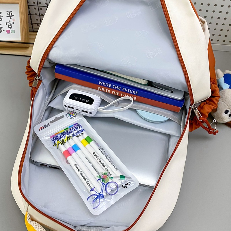 Korean original large-capacity schoolbag, niche design, casual, versatile and fashionable backpack, lightweight and simple commuting backpack Application Scenario