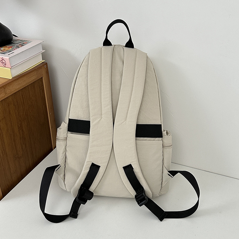 New casual backpack for women, a simple and lightweight Japanese-style commuting travel backpack with large capacity for junior and senior high school students Application Scenario