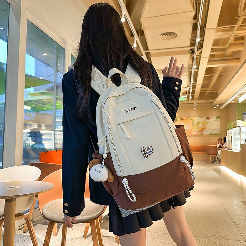 A new high-appeal, fresh and cute backpack for high school and junior high school girls, a casual, simple and versatile large-capacity backpack for commuting full figure