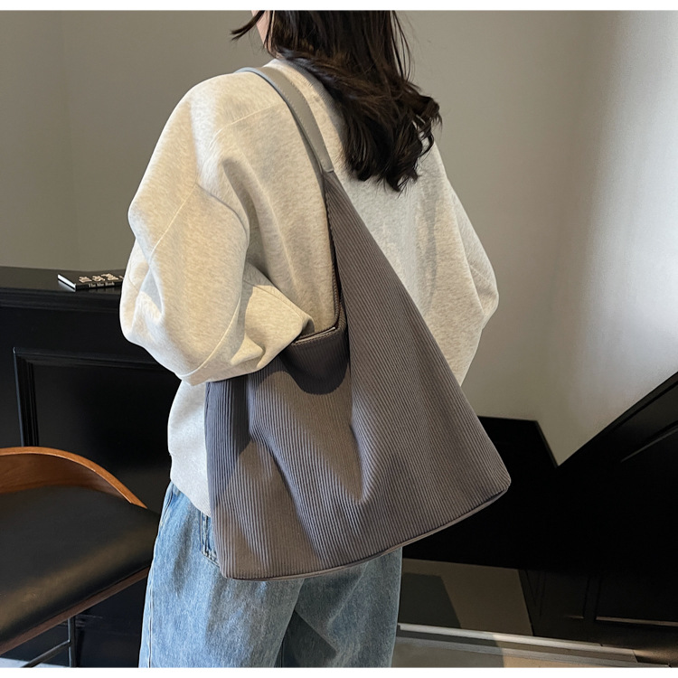 Fashionable and simple single-shoulder bag, Japanese and Korean large-capacity commuter tote bag, casual college student class bag, versatile commuter bag details Picture