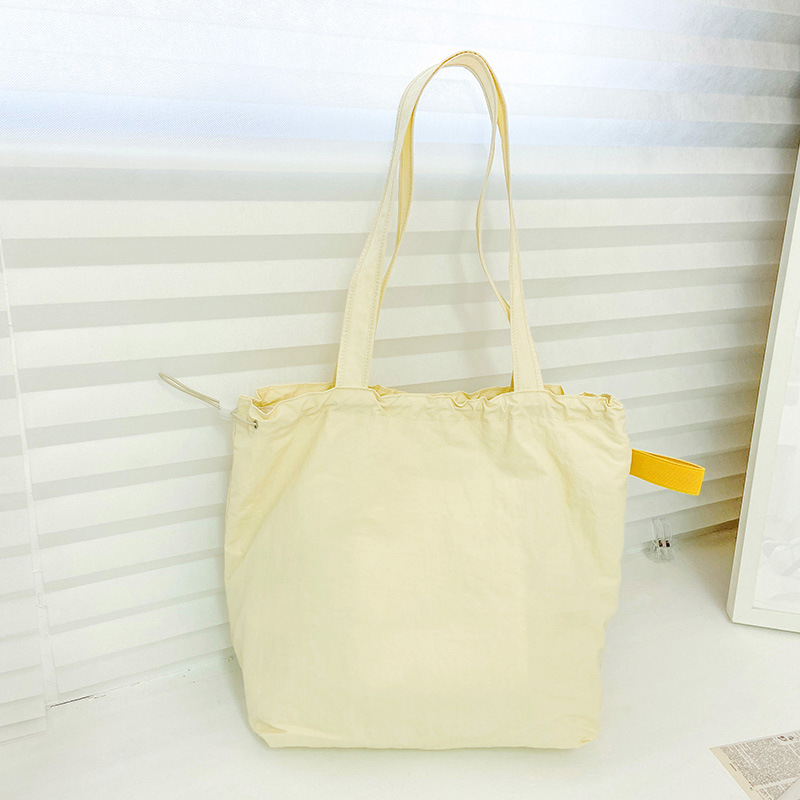 Cute embroidered artistic single-shoulder bag, 2025 summer new Tote bag, women's laid-back style, large capacity commuting cloth bag Application Scenario