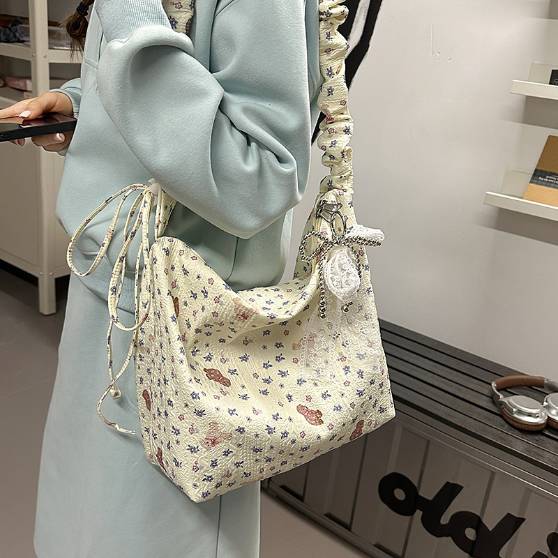 Korean ins cartoon embossed single-shoulder bag, women's large-capacity versatile tote bag, fashionable beach vacation handbag details Picture
