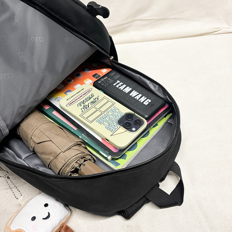 A new high-appeal, fresh and sweet backpack from the Korean version of Instagram. It's a lightweight and large-capacity backpack with contrasting colors for junior and senior high school students Application Scenario