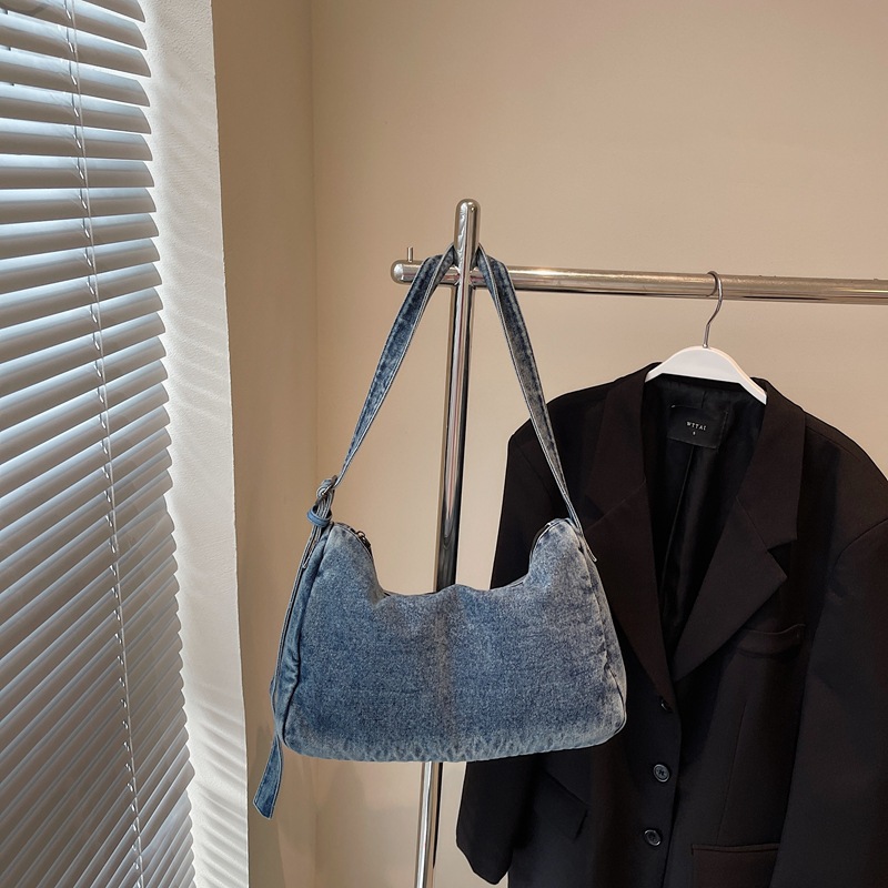2025 New niche underarm bag, forest-style trendy Korean retro messenger bag, simple single-shoulder bag, versatile crossbody bag Application Scenario