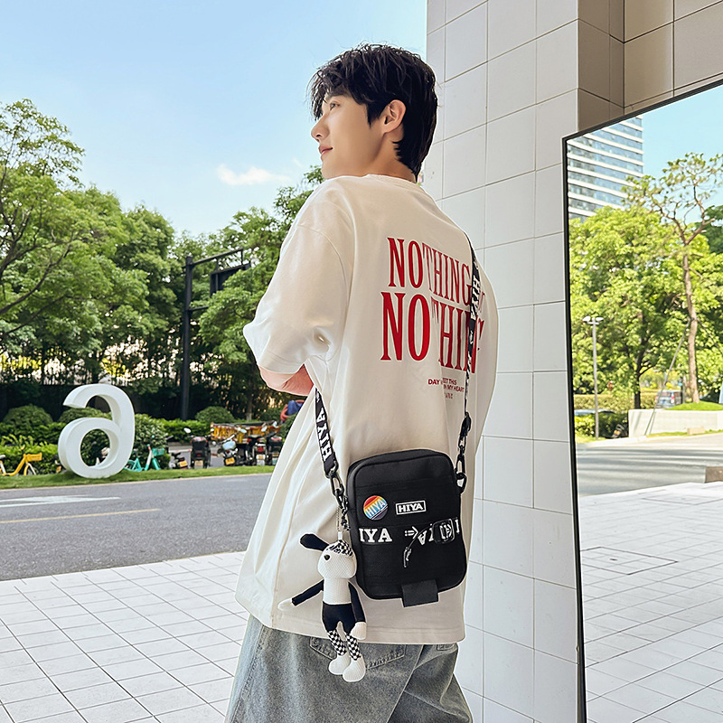 A new stylish and trendy small crossbody bag for college students, both men and women, is casual, simple, lightweight, fashionable and versatile for commuting details Picture