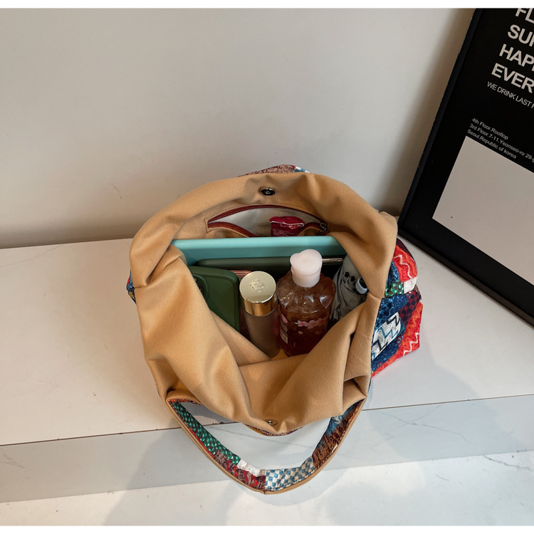 A new high-appeal ethnic-style tote bag for women, featuring a color-blocking design, is lightweight and portable, fashionable and versatile for commuting Application Scenario