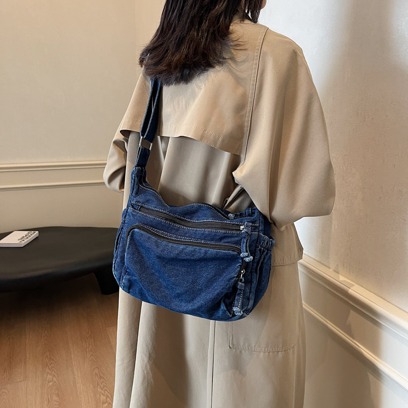 Denim bag for women, large-capacity 2024 new autumn and winter casual crossbody bag, college student commuting tote bag full figure