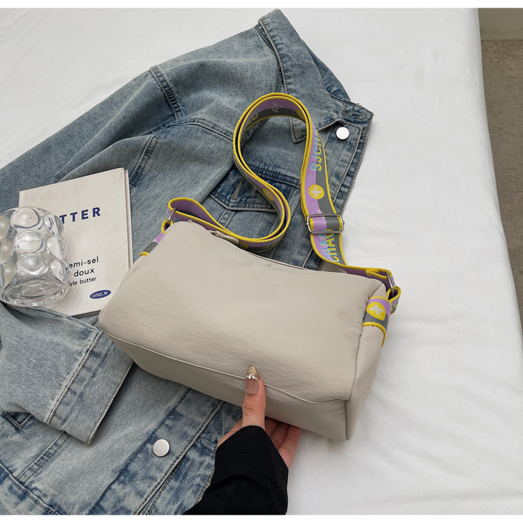 The new minimalist and niche single-shoulder bag for commuting and going out is lightweight and versatile, with a large capacity crossbody bag and a casual and fashionable backpack Application Scenario