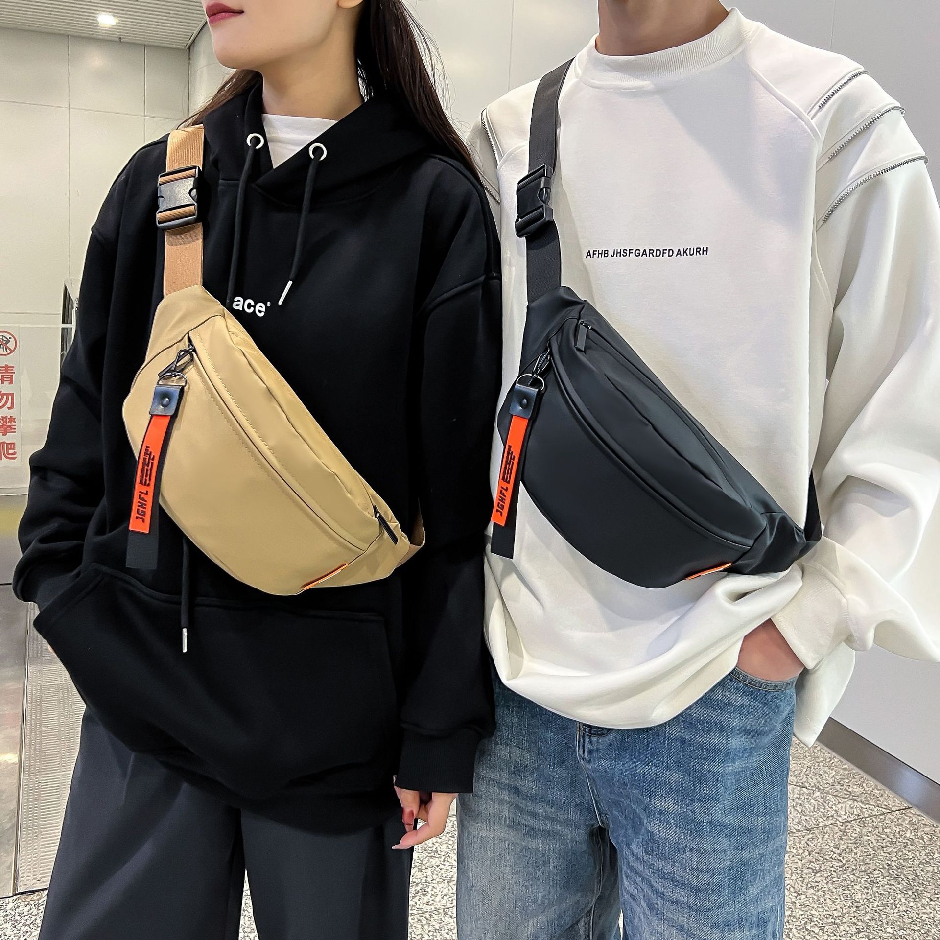 A new high-appeartion-level trendy small crossbody bag for men, a casual and simple crossbody bag for daily commuting, and a versatile chest bag details Picture