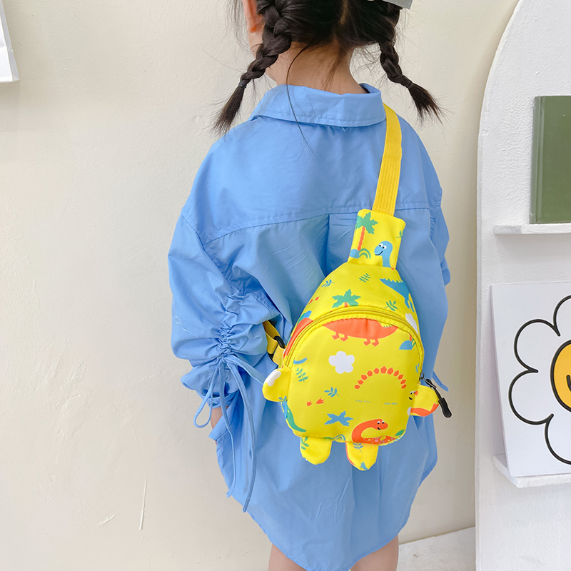 Boys and girls carry cool dinosaur chest bags, Korean-style small shoulder bags, cute baby waist bags, candy-colored backpacks and children's bags diagonally Application Scenario
