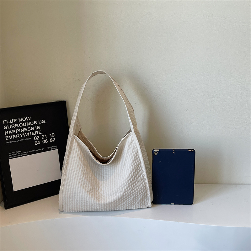 Korean laid-back style, niche, high-appeartion-level fashion bag, single-shoulder bag, college students' casual and versatile hand-held crossbody bag Application Scenario