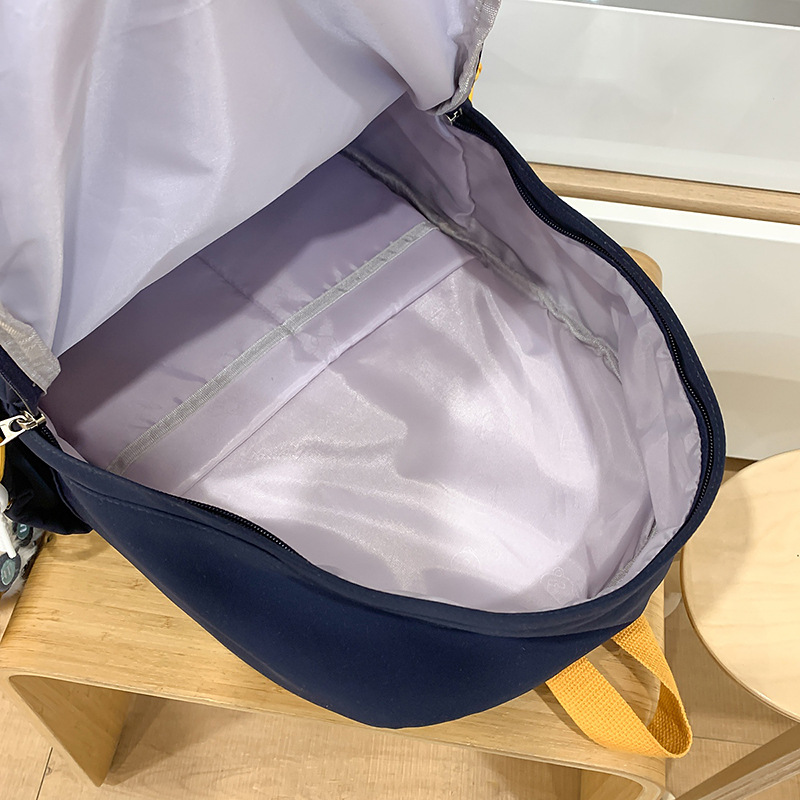 Japanese-style ins spring outing versatile schoolbag, niche design, American retro large-capacity backpack, lightweight travel backpack Application Scenario