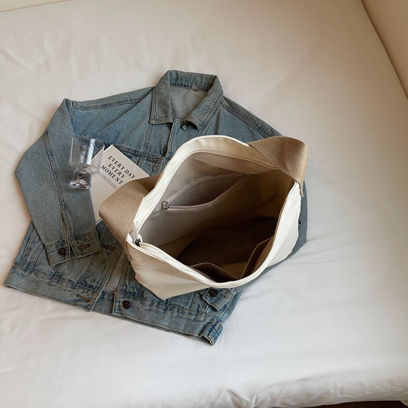 A lightweight and casual large-capacity crossbody bag, a simple and versatile single-shoulder tote bag, and a hand-held commuting bag for students to attend classes and study Specification drawing