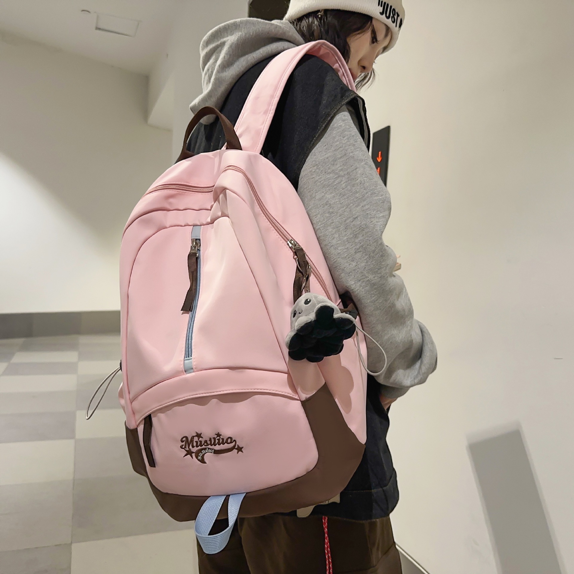 High-appearance-level schoolbag girls 2024 new large-capacity middle school student backpack, retro college style girl backpack details Picture