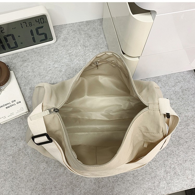 Korean-style simple and lightweight ins crossbody bag, versatile for couples, casual large-capacity single-shoulder bag, sports yoga fitness bag Application Scenario