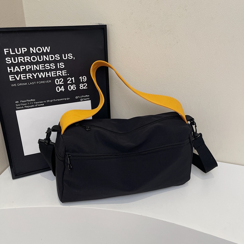 2025 New women's trendy, fashionable, versatile commuter crossbody bag, casual single-shoulder bag, fabric bag, large-capacity casual bag Application Scenario