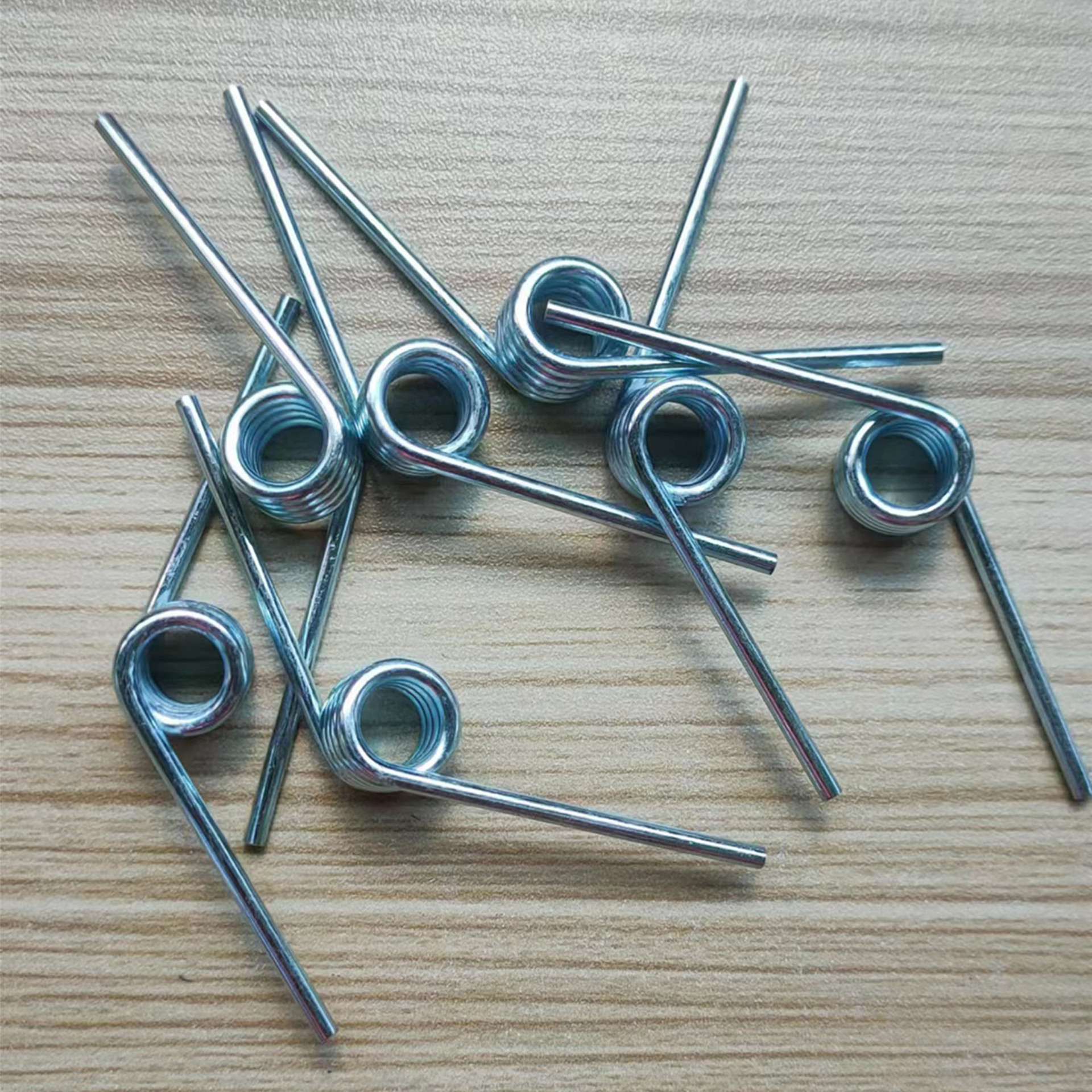 Factory store 304 stainless steel torsion spring clip toy rotating opening lid torsion spring production double torsion small springs Application Scenario