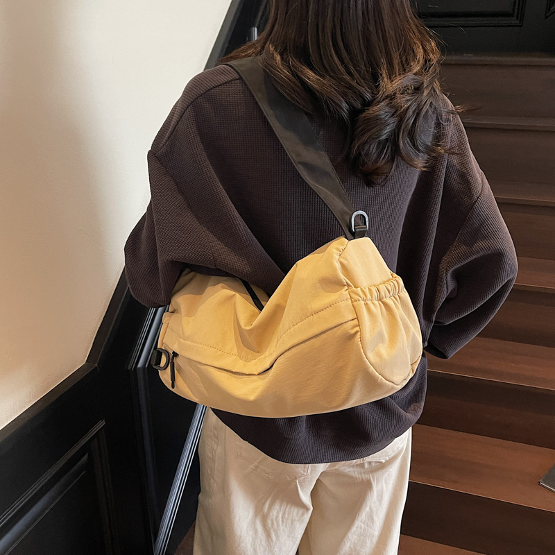 The new Korean version of the ins trendy tote bag with a high aesthetic level is a casual, simple, lightweight and large-capacity crossbody bag for women's commuting details Picture