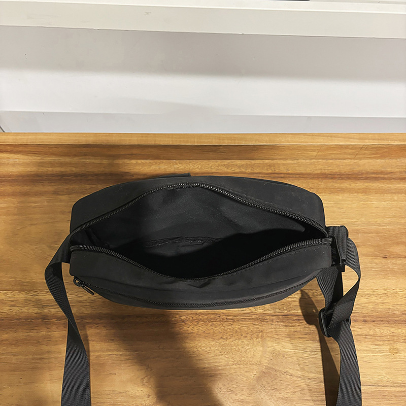 2025 New trendy brand single-shoulder bag for men, Japanese casual, simple and versatile crossbody bag, lightweight mobile phone, small backpack for women Application Scenario