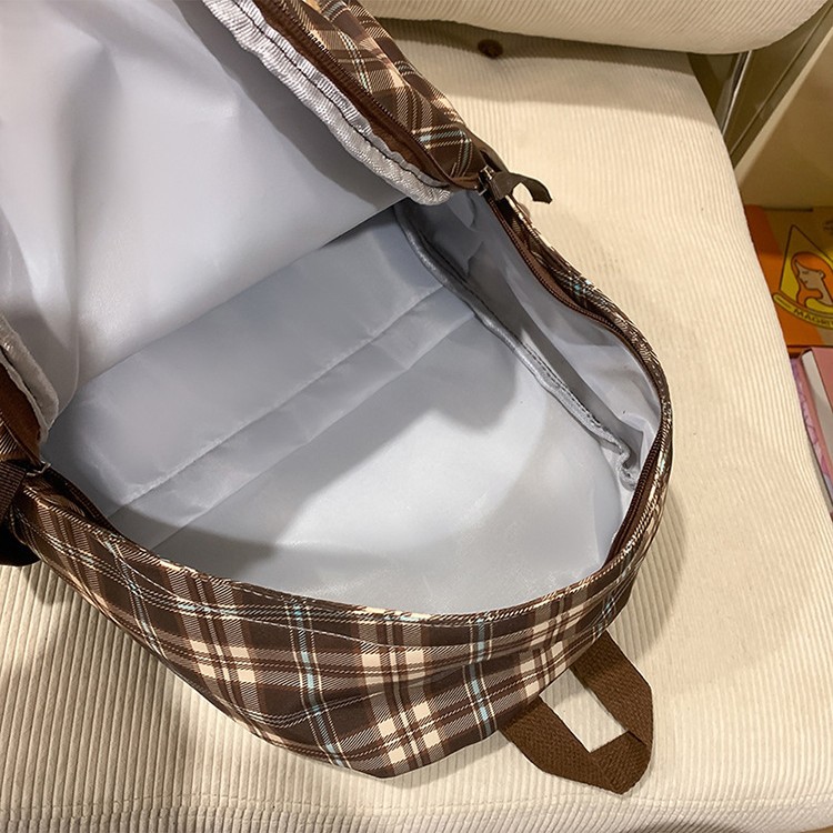 The new checkered backpack is retro and versatile. It's a cute, casual and lightweight backpack for college students going out and commuting Application Scenario